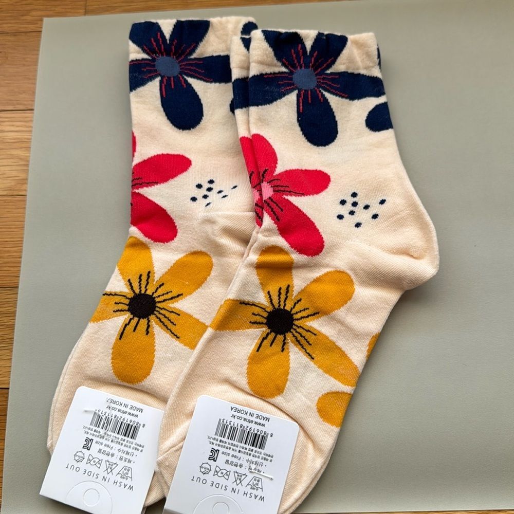 Women’s Floral Crew Socks Beige NWT Cute Pattern Socks